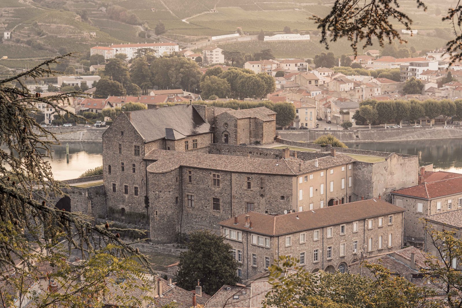 Château tournon au lever du soleil