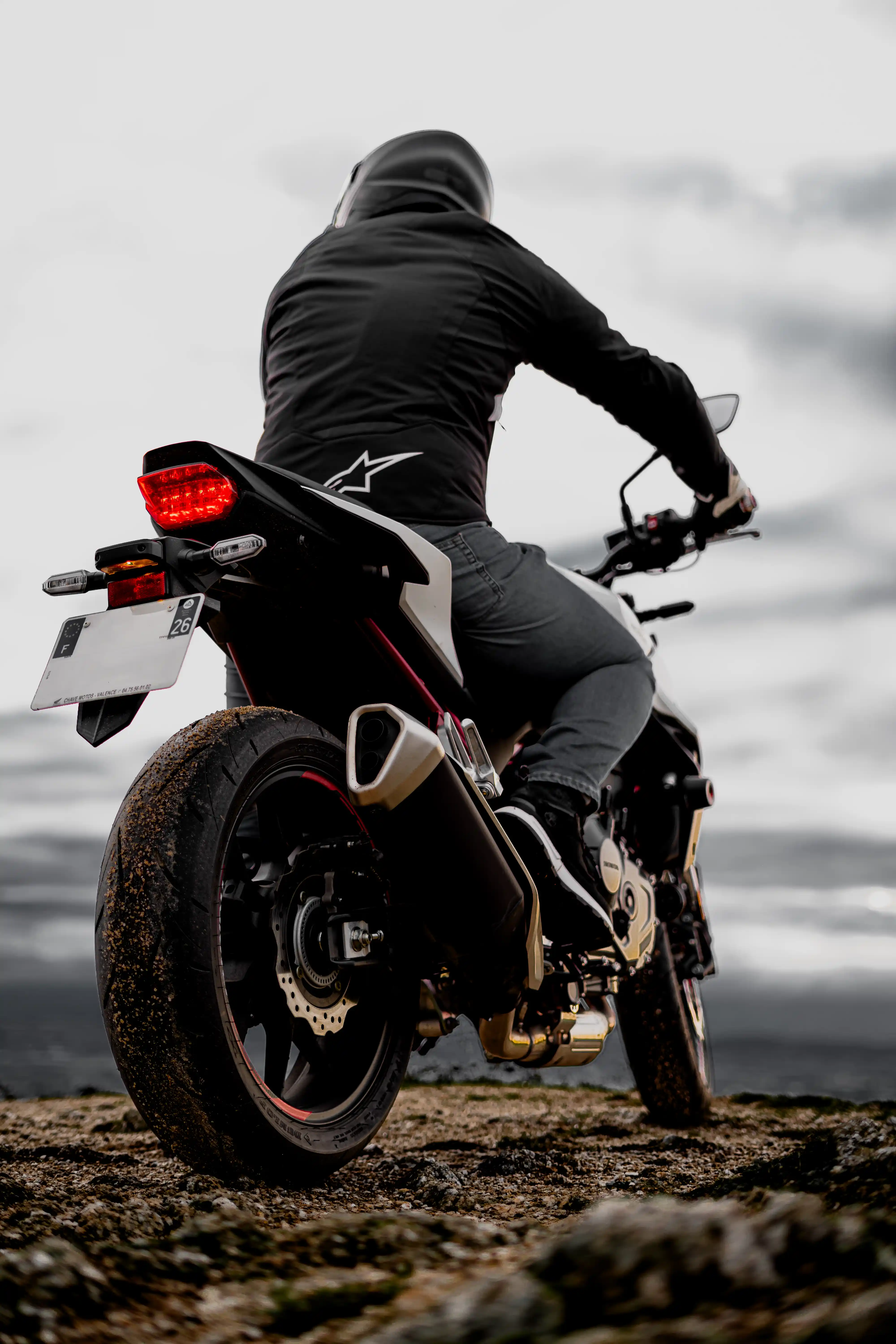 Portrait motard avec détail mécanique