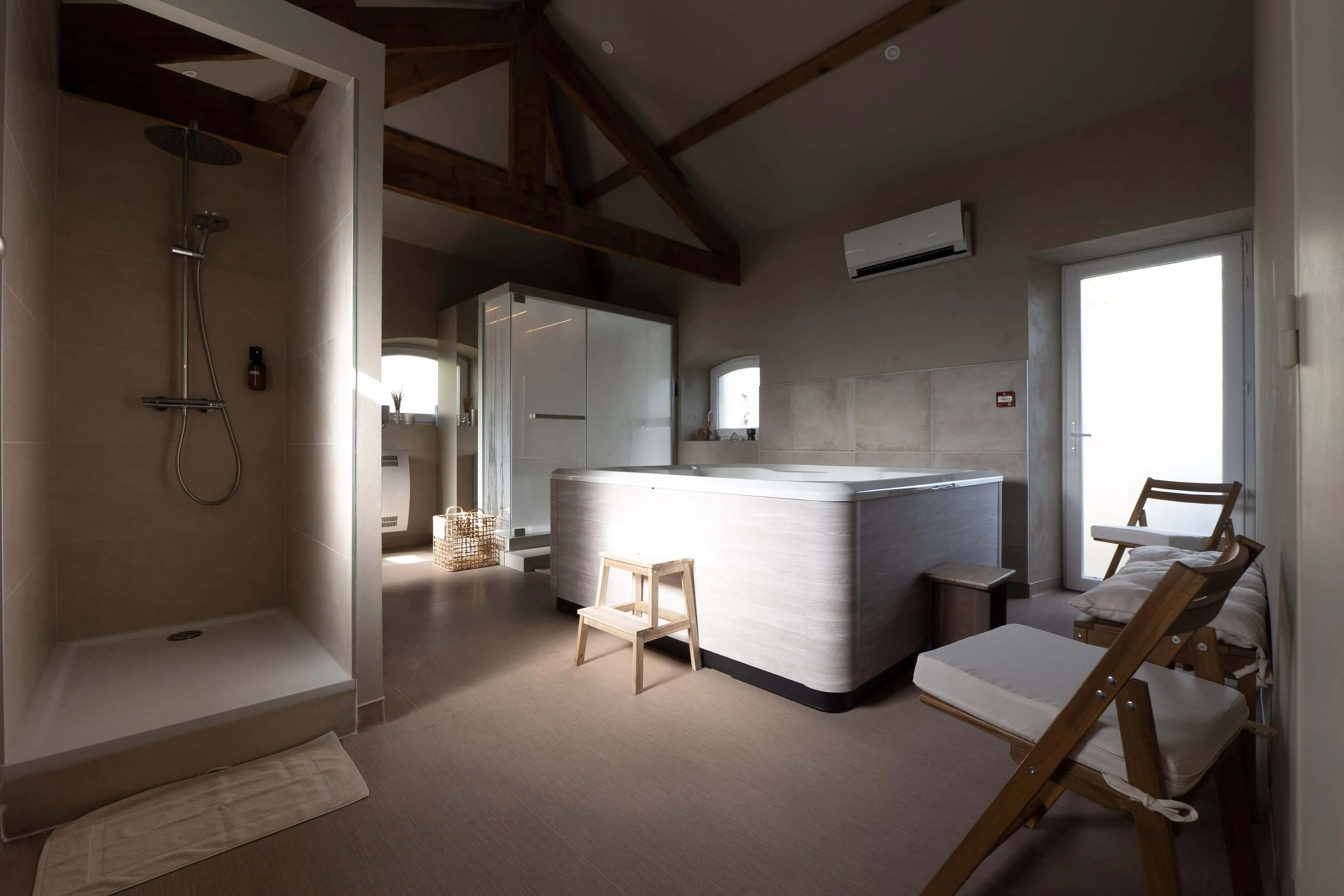 Vue initiale d'une salle de spa à la Villa Soleïa à Tournon-sur-Rhône, éclairage brut et ambiance naturelle avant la retouche – photographie immobilière Focus&Toit.