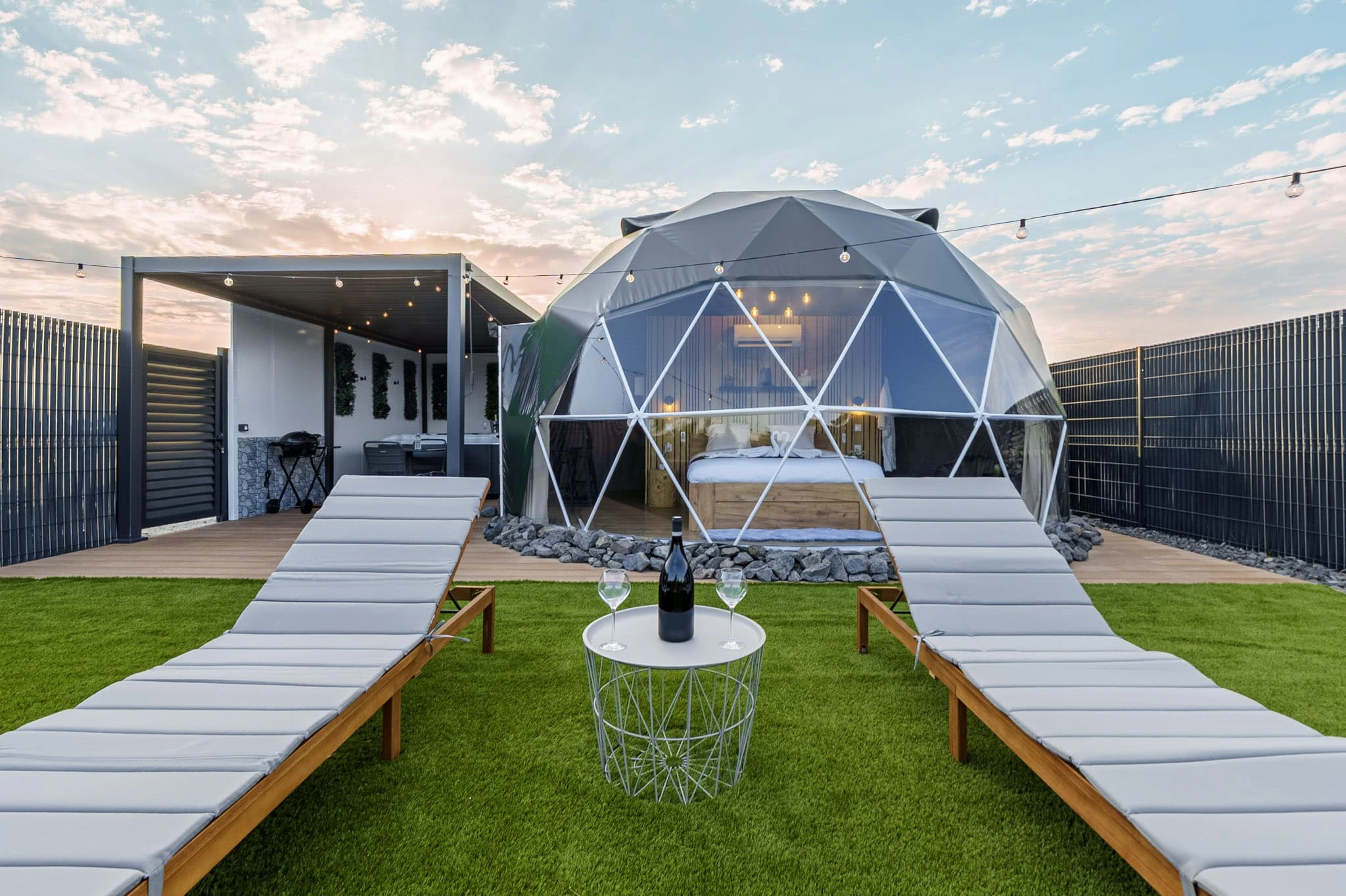 Vue extérieur jardin après retouches pour location touristique par Focus&Toit