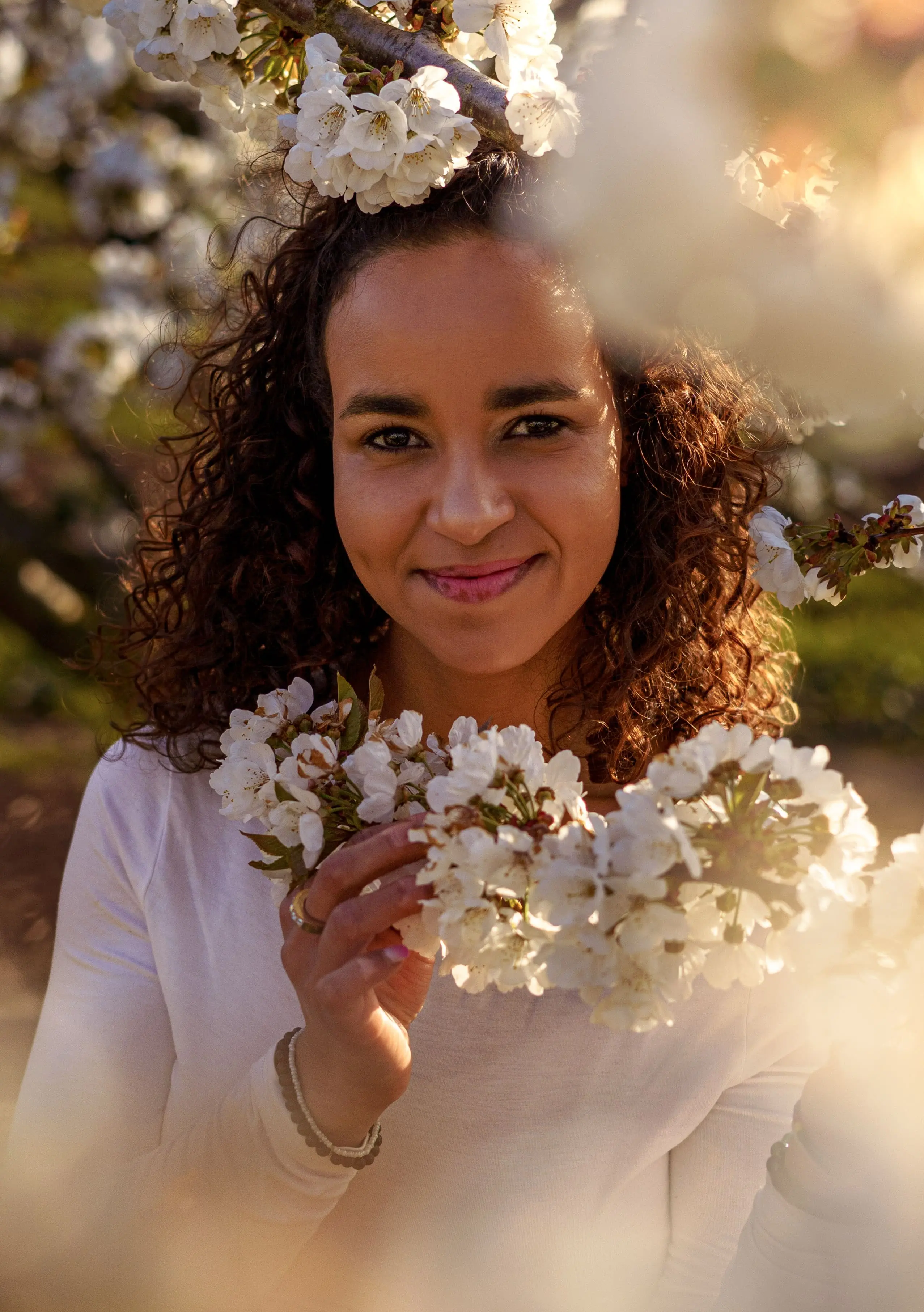 Portrait d'une femme dans des champs de cérisier